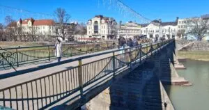 Ужгородський пішохідний міст: ремонт відкладається, стан критичний