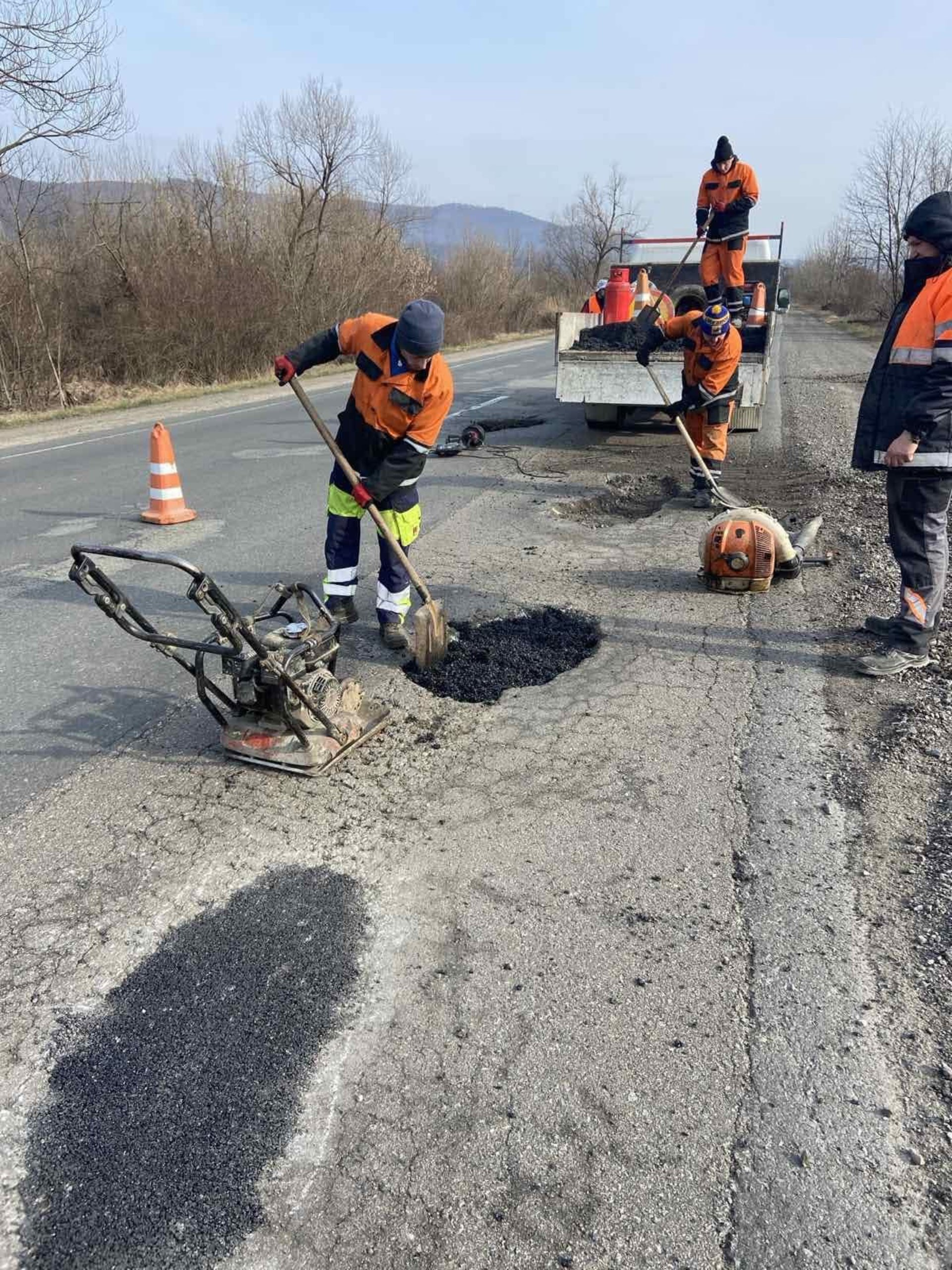 На Закарпатті дорожники взялися за відновлення траси Київ – Чоп: ямковий ремонт в розпалі