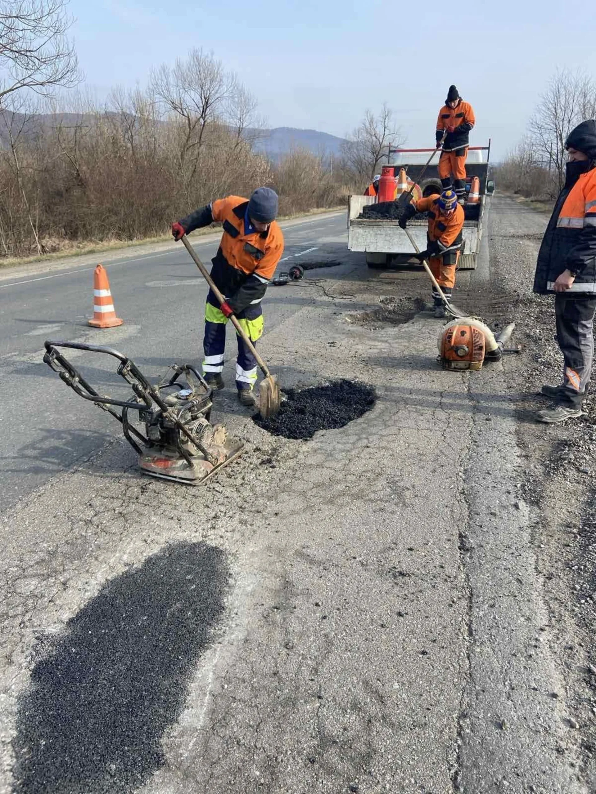 На Закарпатті дорожники взялися за відновлення траси Київ – Чоп: ямковий ремонт в розпалі