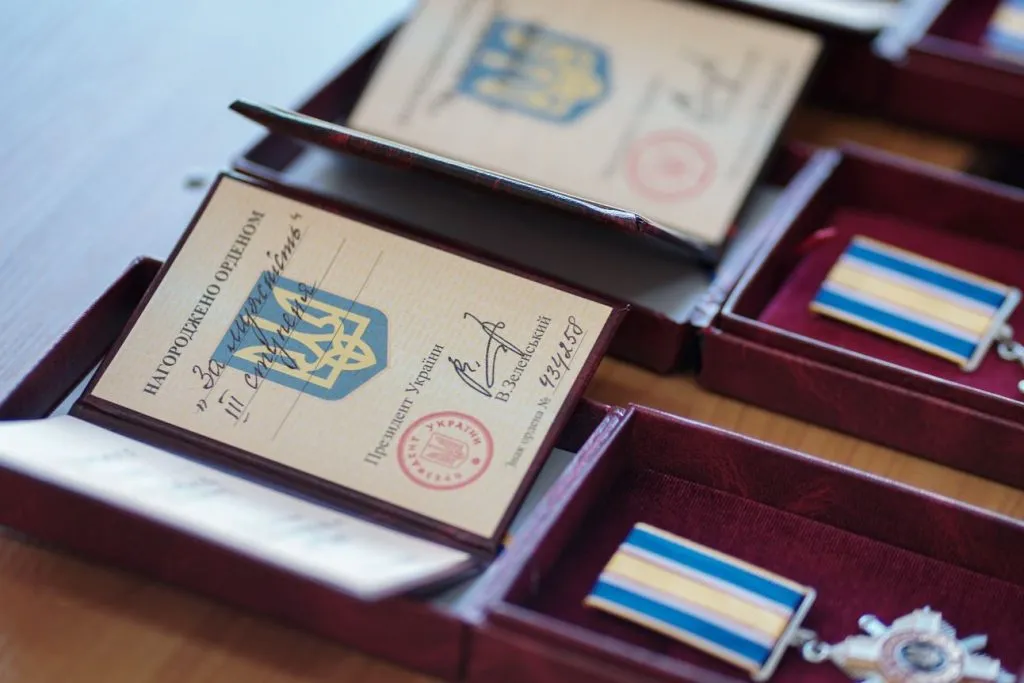 Ужгород відзначив Героїв: рідним полеглих воїнів вручено державні нагороди Ужгород відзначив Героїв: рідним полеглих воїнів вручено державні нагороди