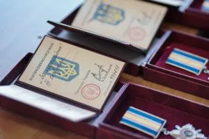 Ужгород відзначив Героїв: рідним полеглих воїнів вручено державні нагороди