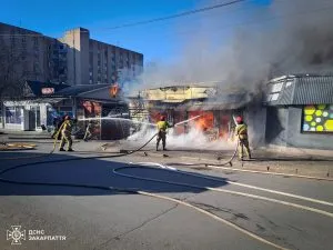 В Ужгороді врятували торговельні приміщення від масштабної пожежі: подробиці оперативної ліквідації
