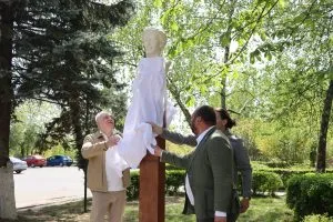 В Ужгороді відкрили перший на Закарпатті пам’ятник Лесі Українці