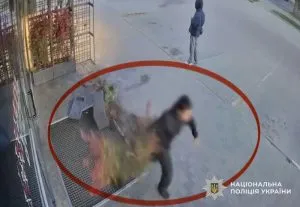 Поліція ідентифікувала хулігана, який пошкодив фасад спортклубу в Ужгороді