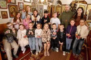 Ужгород: діти прикордонників та школи «Преображення» навчилися писанкарству напередодні Великодня