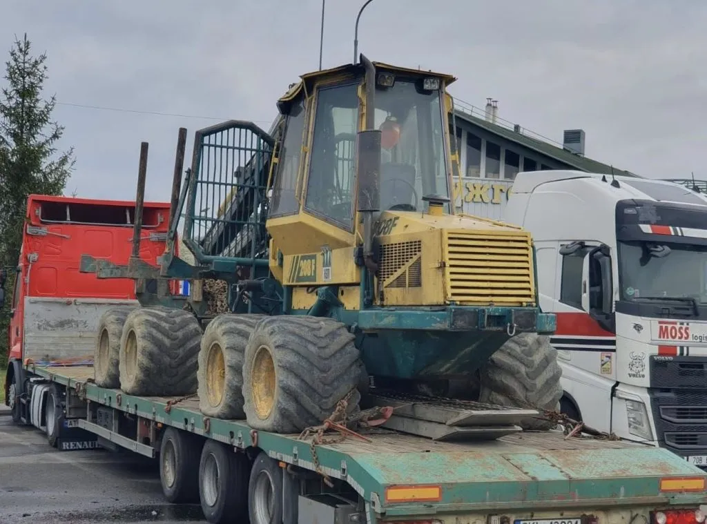 Закарпатська митниця викрила масштабну схему: спецтехніка під виглядом «гуманітарки» на півмільйона гривень Закарпатська митниця викрила масштабну схему: спецтехніка під виглядом «гуманітарки» на півмільйона гривень