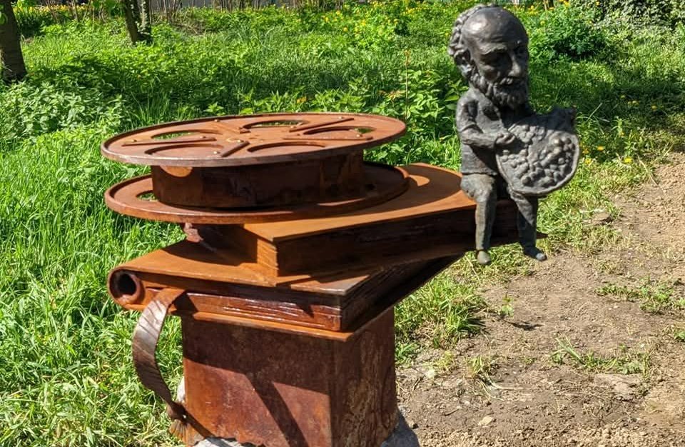 Ужгород вшанував пам’ять геніального Параджанова: у місті відкрили унікальну мініскульптуру