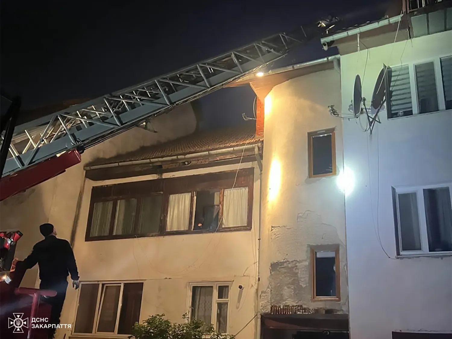 Трагічний інцидент у житловому секторі Ужгорода: рятувальники врятували чоловіка з даху будинку під час масштабної пожежі