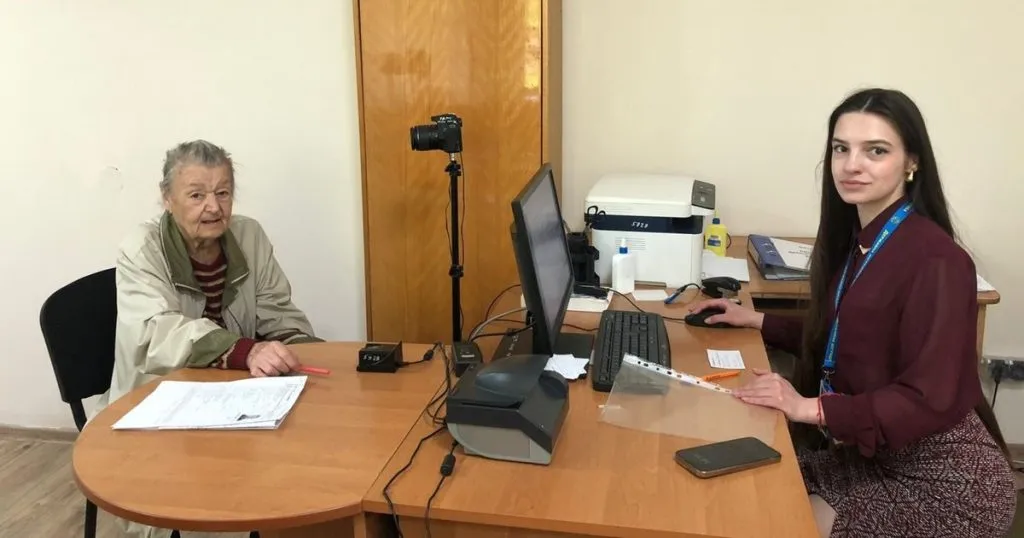 87-річна бабуся з Ужгорода самостійно отримала новий паспорт 87-річна бабуся з Ужгорода самостійно отримала новий паспорт