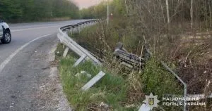 На обїзній Ужгорода 19-річний водій напідпитку відправив двох пасажирів до лікарні після перекидання авто