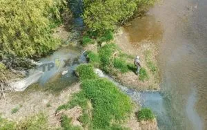 Забруднення біля «Епіцентру»: річка кардинально змінила свій вигляд через невідомі відходи
