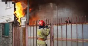 Ужгородські рятувальники врятували чоловіка з палаючої будівлі через заклинені ворота