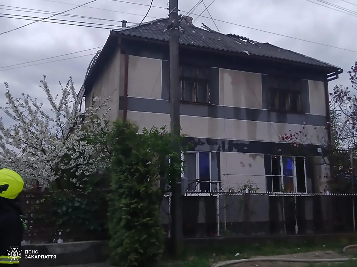 Трагічний інцидент у житловому секторі Ужгорода: рятувальники врятували чоловіка з даху будинку під час масштабної пожежі