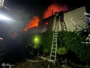 Трагічний інцидент у житловому секторі Ужгорода: рятувальники врятували чоловіка з даху будинку під час масштабної пожежі