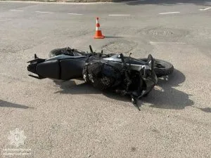 В Ужгороді водій мотоцикла втік від поліції та спричинив ДТП