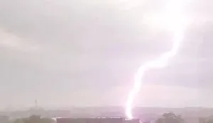Удар блискавки в Ужгороді: очевидці зняли на відео миттєву пожежу