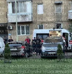 Ужгород: Агресивний чоловік атакував перехожих на вулиці Занковецькій