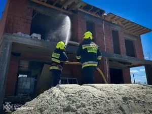 Пожежа у передмісті Ужгорода: вогнеборці врятували недобудований будинок