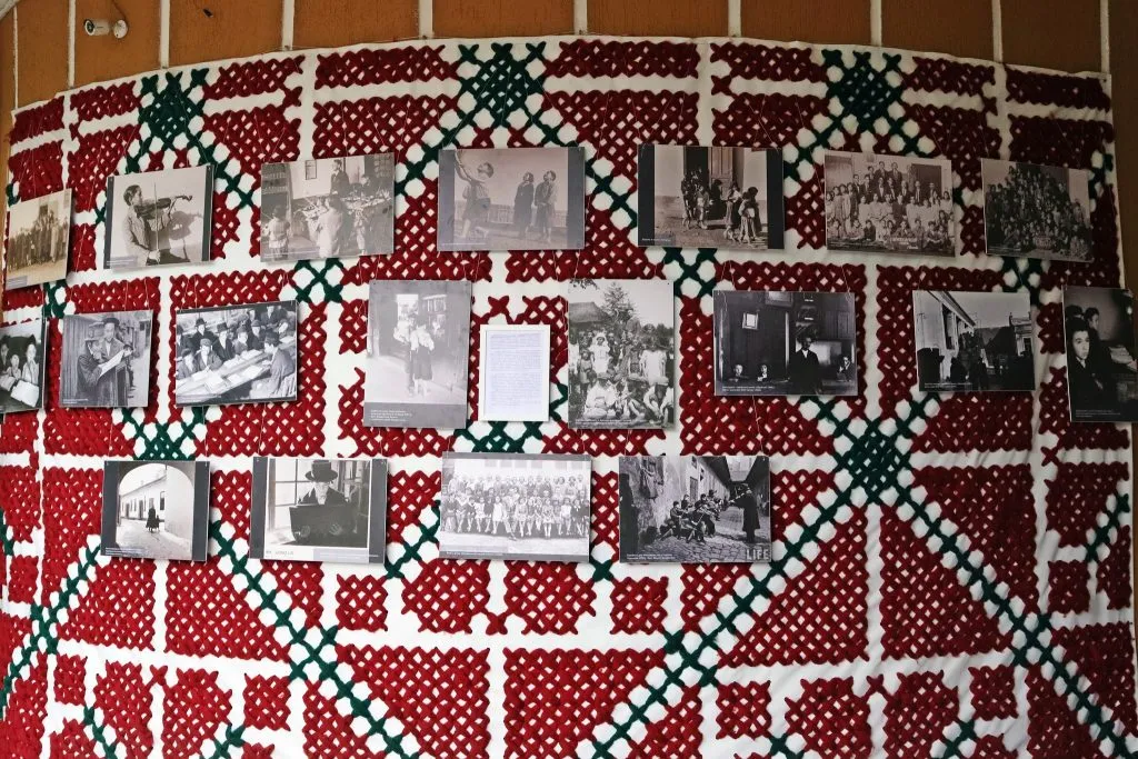 В Ужгороді відкрили зворушливу фотоекспозицію про дитинство, яке обірвала війна В Ужгороді відкрили зворушливу фотоекспозицію про дитинство, яке обірвала війна