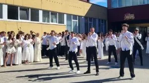 Останній дзвоник пролунав для більшості учнів Ужгорода