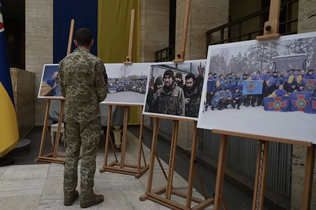 У Ужгороді презентували виставку про українців, які подолали російський полон У Ужгороді презентували виставку про українців, які подолали російський полон