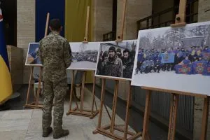 У Ужгороді презентували виставку про українців, які подолали російський полон