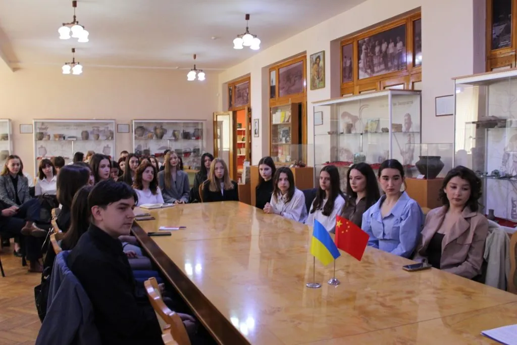 У УжНУ відбулася зустріч із делегацією Посольства КНР в Україні: діалог і співпраця в сучасному світі У УжНУ відбулася зустріч із делегацією Посольства КНР в Україні: діалог і співпраця в сучасному світі