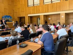 Гаряча сесія в Ужгороді: депутати проігнорували петицію щодо забудови набережної та вшанували героїв