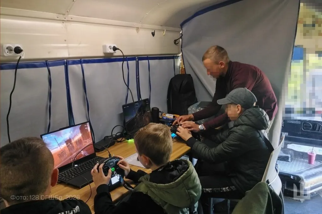 У Ужгороді відбувся майстер-клас із пілотування FPV-дронів від школи «Вартові галактики» та 128-ї бригади У Ужгороді відбувся майстер-клас із пілотування FPV-дронів від школи «Вартові галактики» та 128-ї бригади