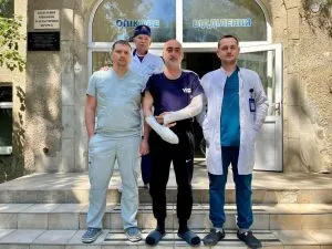 В Ужгороді медики здійснили складну операцію для врятування руки захисника України