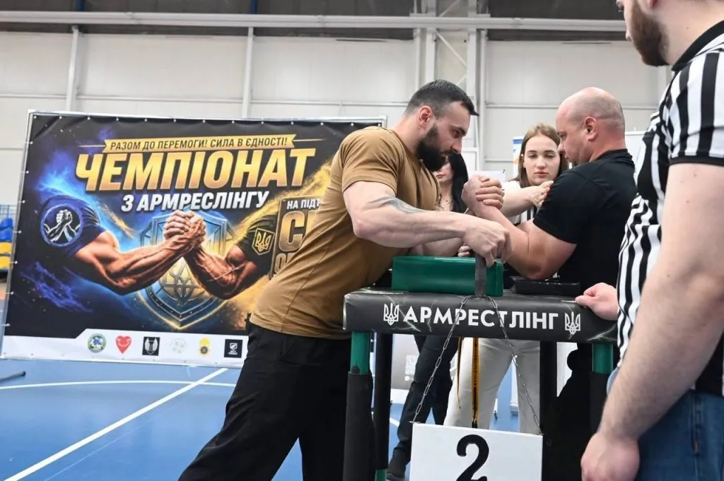 Ужгород зібрав учасників чемпіонату з армрестлінгу на підтримку українських захисників Ужгород зібрав учасників чемпіонату з армрестлінгу на підтримку українських захисників