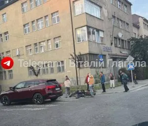 ДТП в Ужгороді: 16-річний мотоцикліст постраждав у зіткненні з BMW iX