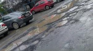Вулиця Володимирська в Ужгороді: справжній виклик для водіїв та пішоходів
