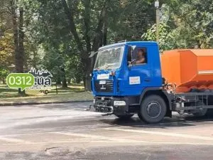 Ужгородські комунальники розпочали полив міських вулиць через спеку