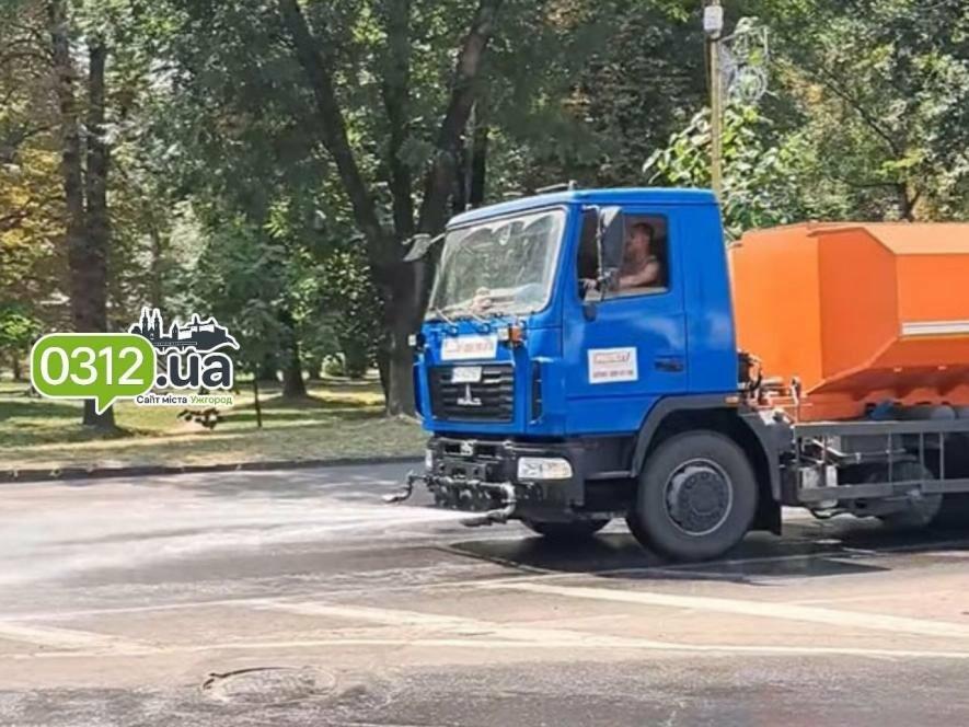 Ужгородські комунальники розпочали полив міських вулиць через спеку