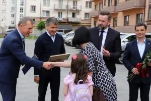 Ужгород: ще п’ять сімей військових отримали власні оселі