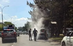 На вул. Грушевського автомобіль раптово спалахнув на ходу