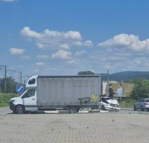 Потужна аварія в Оноківцях: зіткнулися легковий автомобіль та вантажівка