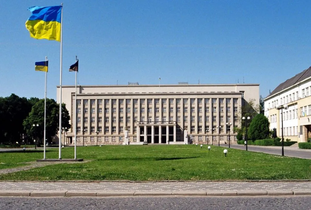 Ужгород: повідомлення про замінування Закарпатської ОВА виявилося хибним Ужгород: повідомлення про замінування Закарпатської ОВА виявилося хибним