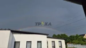 Подвійне диво над містом: веселка після дощу