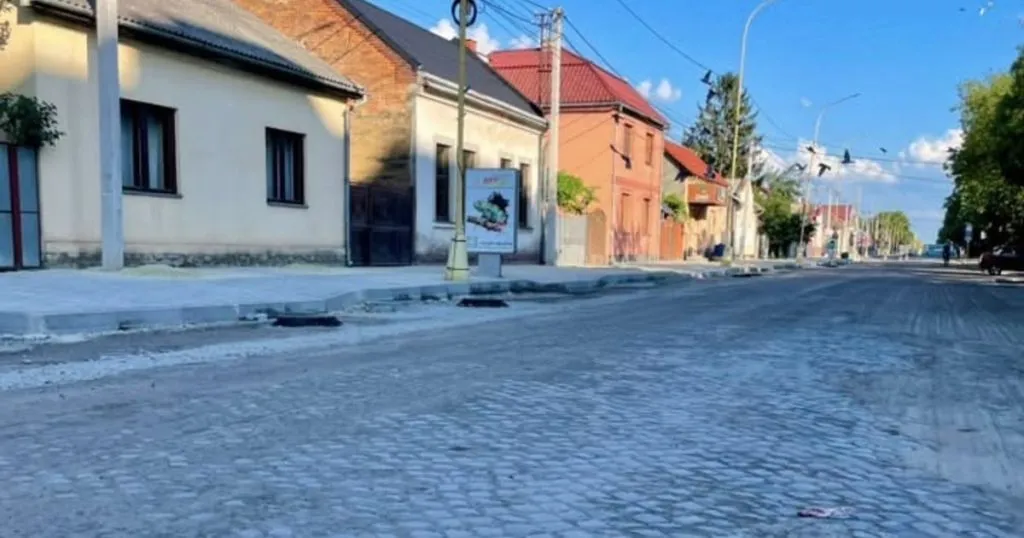 У Ужгороді під час ремонтних робіт виявили старовинну бруківку