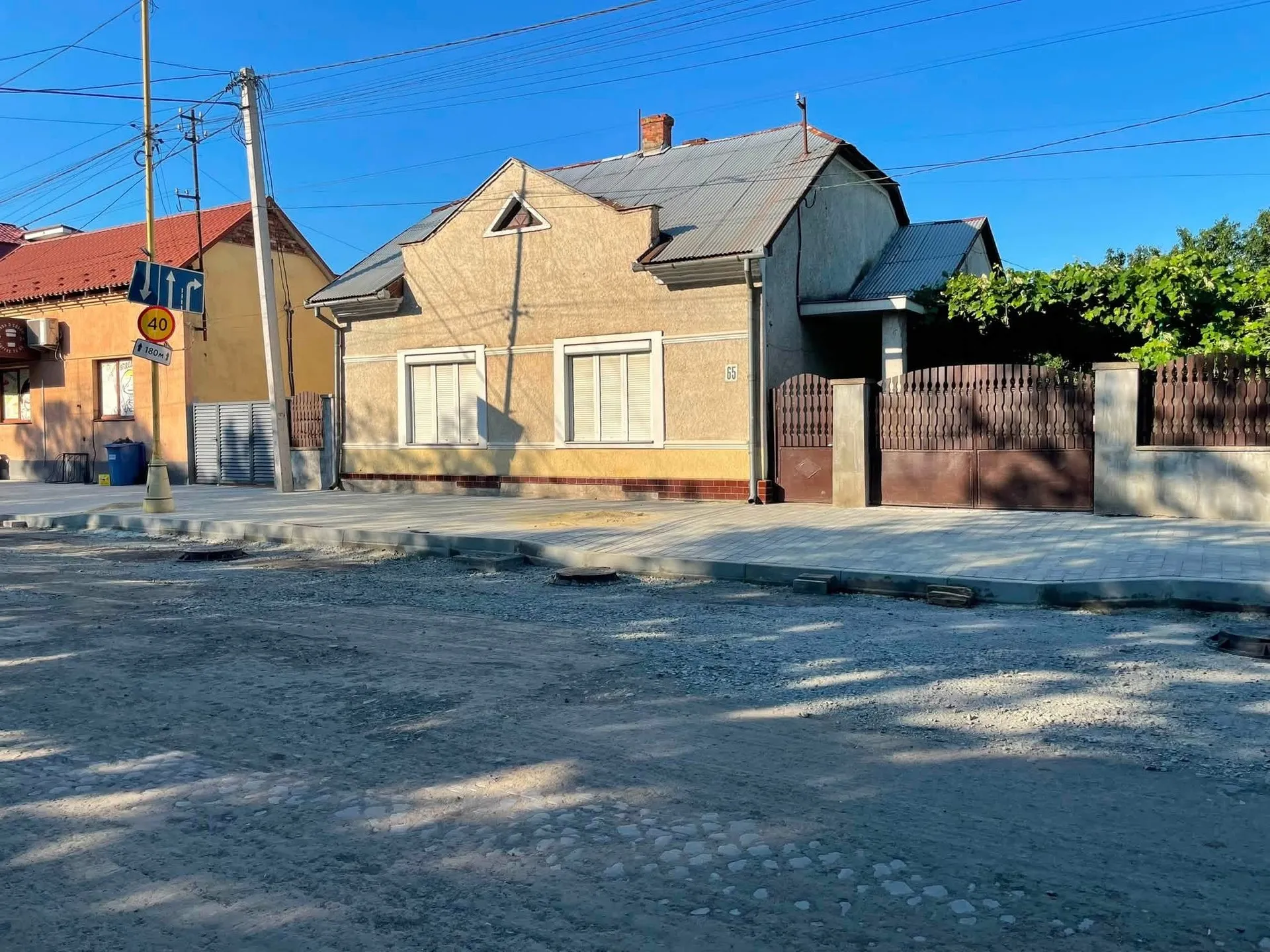 У Ужгороді під час ремонтних робіт виявили старовинну бруківку
