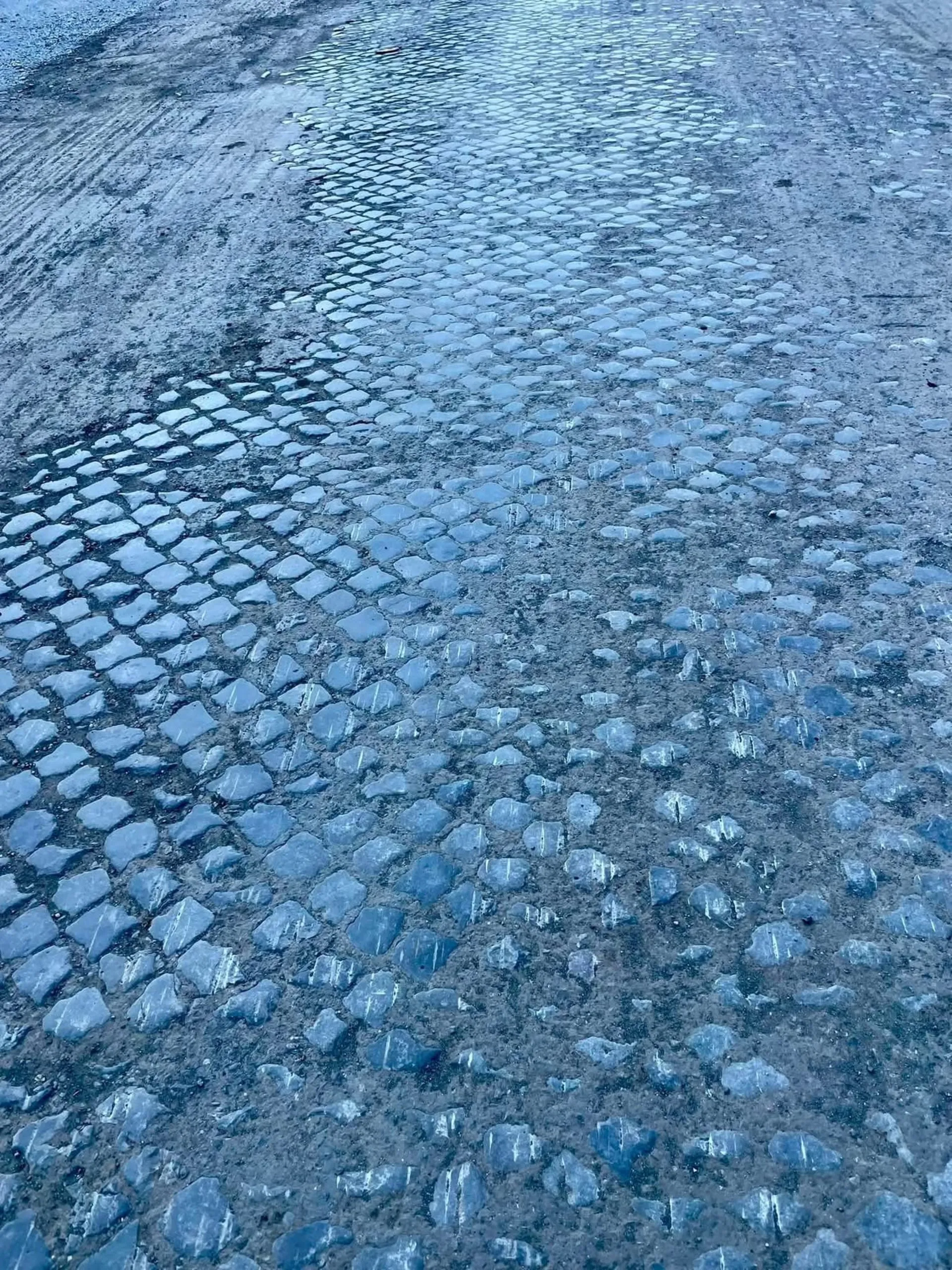 У Ужгороді під час ремонтних робіт виявили старовинну бруківку