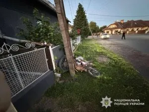 Нічна аварія у Сторожниці: 22-річний байкер загинув під час зіткнення зі стовпом та парканом