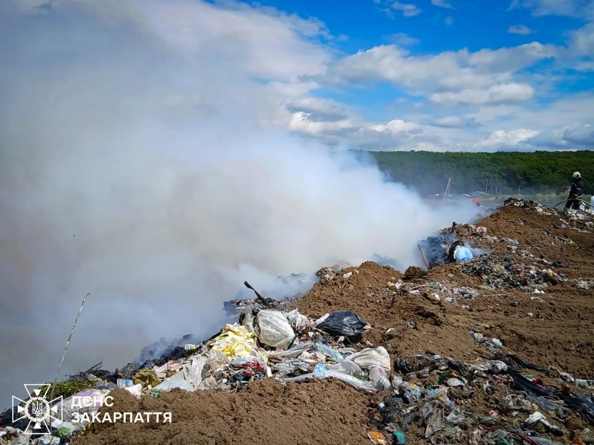 Пожежа на Ужгородщині: вогнем знищено велику площу сміття на полігоні