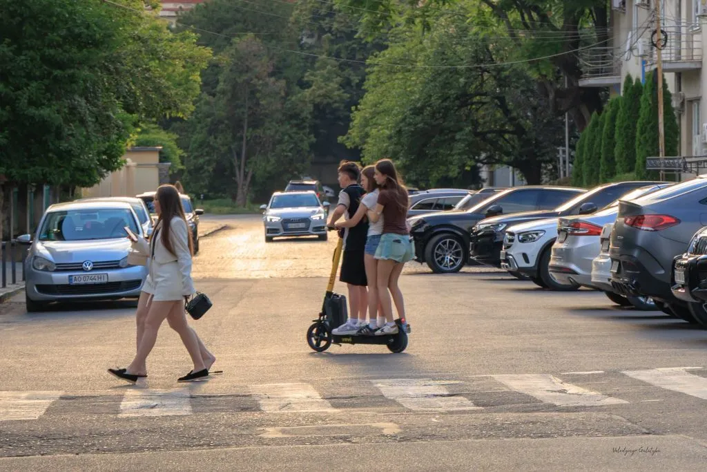 Загроза на ужгородських дорогах: чому групові поїздки на електросамокатах стали небезпечним трендом міських вулиць