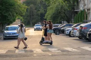 Загроза на ужгородських дорогах: чому групові поїздки на електросамокатах стали небезпечним трендом міських вулиць