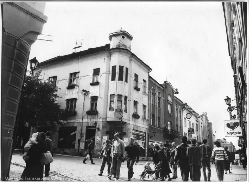Хроніки ужгородського «Хреста»: архітектурні детективні розслідування та еволюція вулиці Корзо на архівних світлинах Хроніки ужгородського «Хреста»: архітектурні детективні розслідування та еволюція вулиці Корзо на архівних світлинах