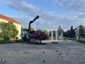 На площі Народній демонтували суперечливу інсталяцію «Реконструкція подій»