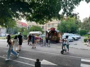 Хаотична торгівля в Ужгороді блокує проїзд спецтранспорту: на набережній Незалежності ледь не сталася трагедія